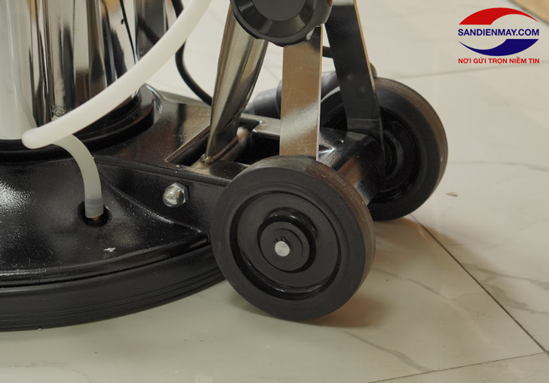 Bánh xe giúp hỗ trợ quá trình di chuyển diễn ra thuận lợi