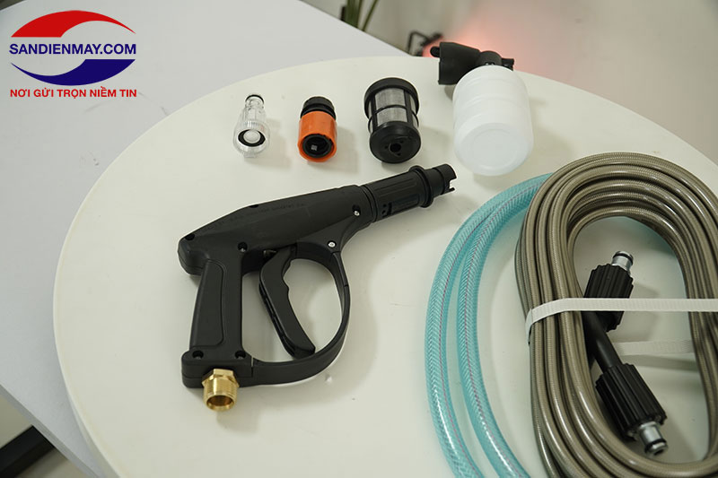 Bộ rửa xe máy mini với đầy đủ phụ kiện đi kèm