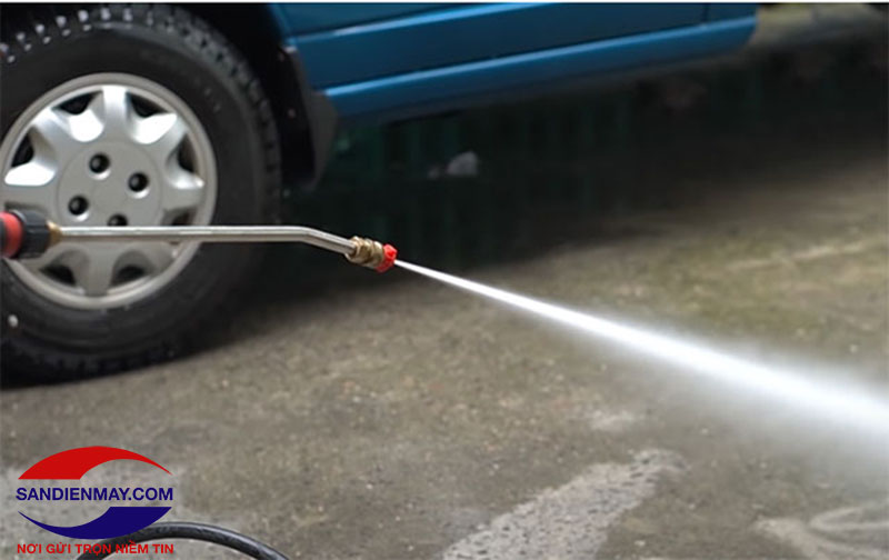 Bóp cò súng và thực hiện xịt rửa