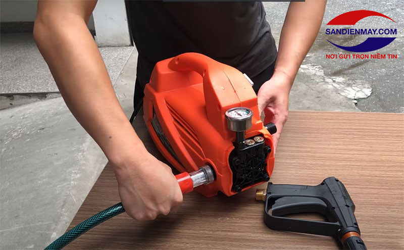 Kết nối dây hút với thân máy