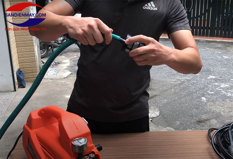Lắp đầu lọc rác vào máy xịt rửa mini