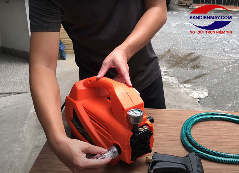 Lắp đầu nối vào nguồn nước vào