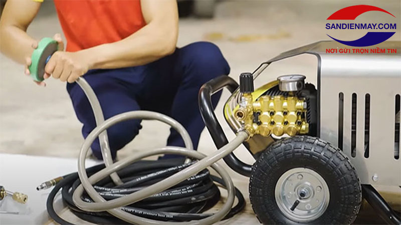 Lắp đặt lõi lọc vào dây cấp nước