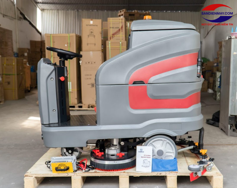 Máy chà sàn ngồi lái Kumisai model KMS 138 có thiết kế hiện đại