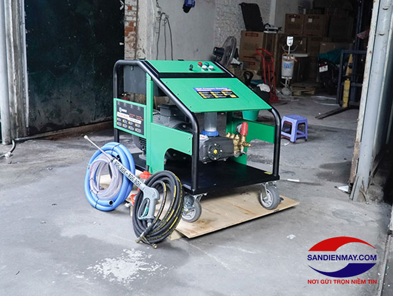 Máy xịt nước áp lực cao thiết kế hiện đại, công suất lớn