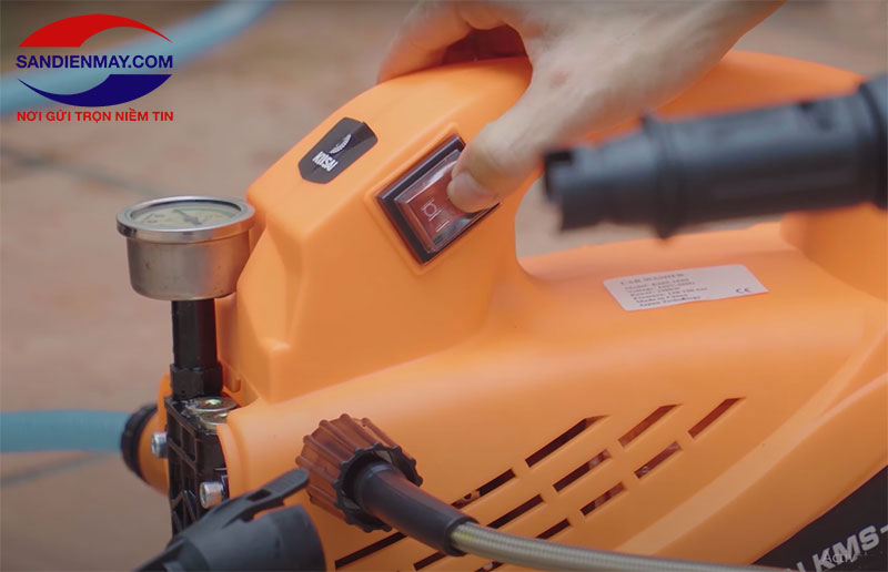 Nhấn công tắc khởi động