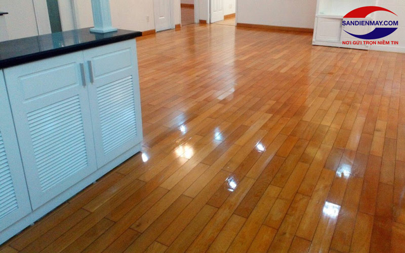 Đánh bóng sàn gỗ là việc làm cần thiết, giúp nâng cao thẩm mỹ cho căn nhà