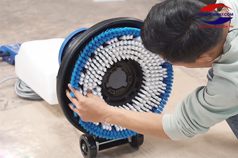 Đặt máy nằm ngang để việc lắp bàn chải thuận tiện hơn