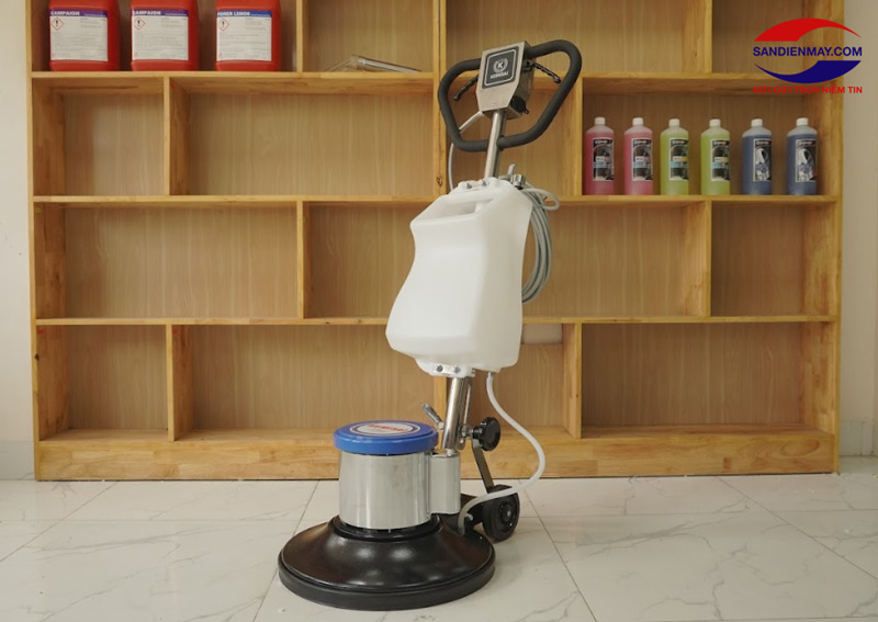 Máy chà sàn công nghiệp giúp tẩy vết xi măng hiệu quả trên nền gạch