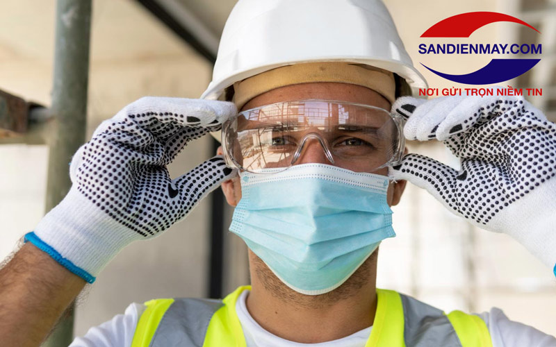 Sử dụng các thiết bị bảo hộ cần thiết khi tẩy xi măng trên gạch