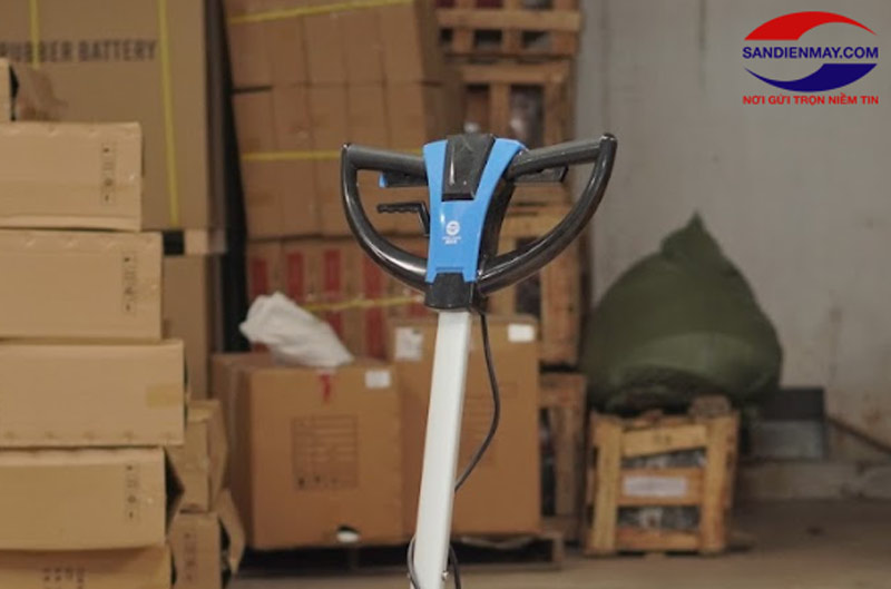 Tay cầm hỗ trợ điều khiển khi vận hành