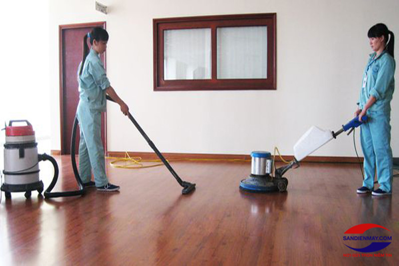 Thực hiện đánh bóng sàn gỗ lần 1 với hóa chất chuyên dụng