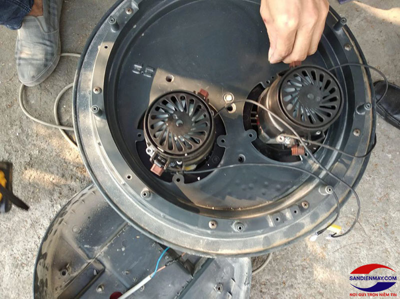 Vệ sinh động cơ máy hút bụi